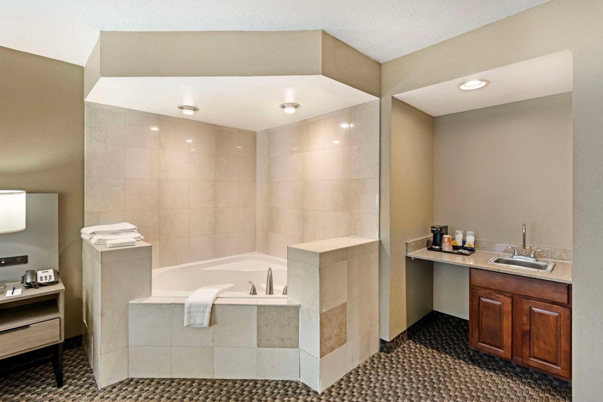 Comfort Inn & Suites Carneys Point Экстерьер фото